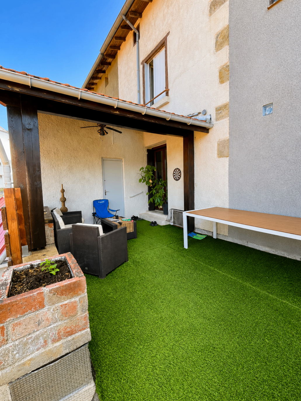 Terrasse extérieure couverte de la maison de 125 m² — Saint-Étienne