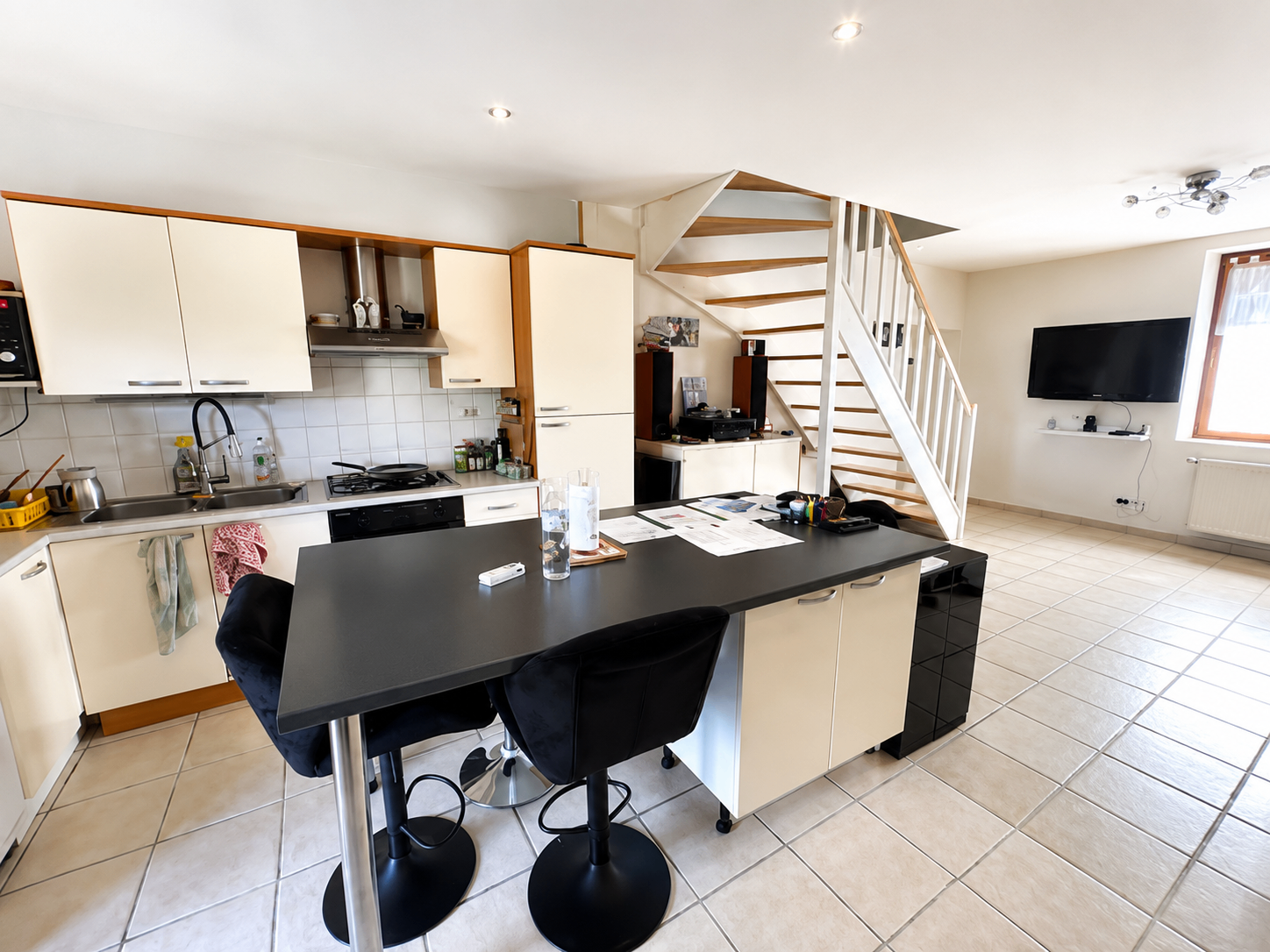 Cuisine ouverte avec îlot central et escalier — Maison 125 m² Saint-Étienne