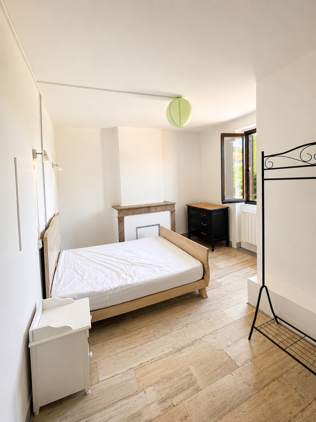 Chambre lumineuse avec parquet et cheminée décorative — Maison Saint-Étienne