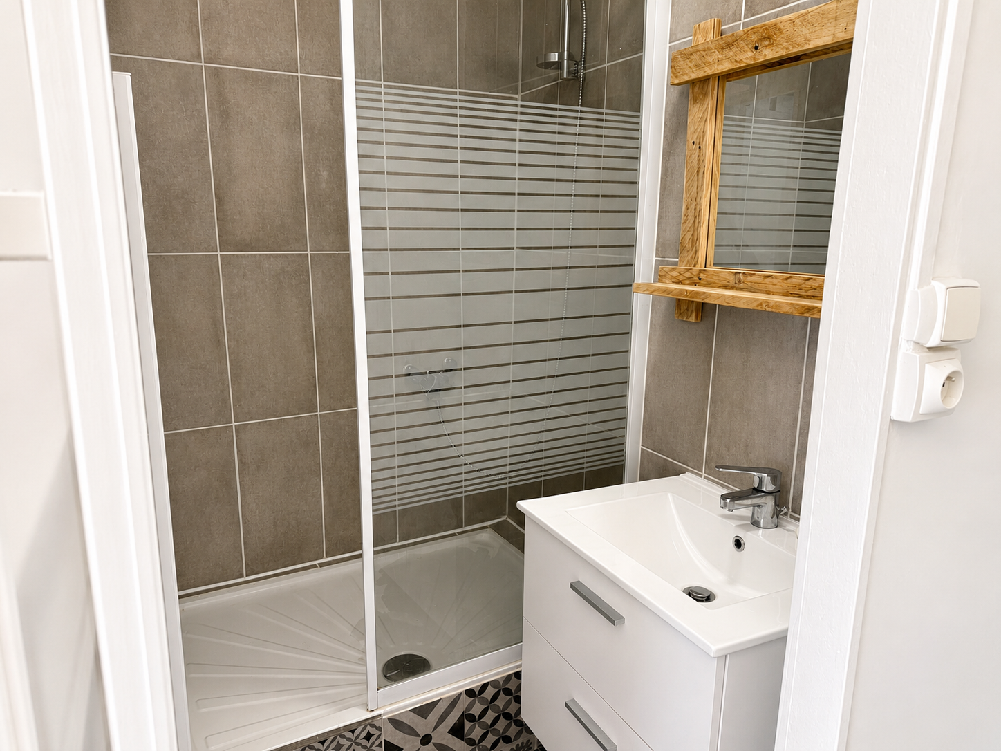 Salle d'eau rénovée avec cabine de douche — Studio Crêt de Roc