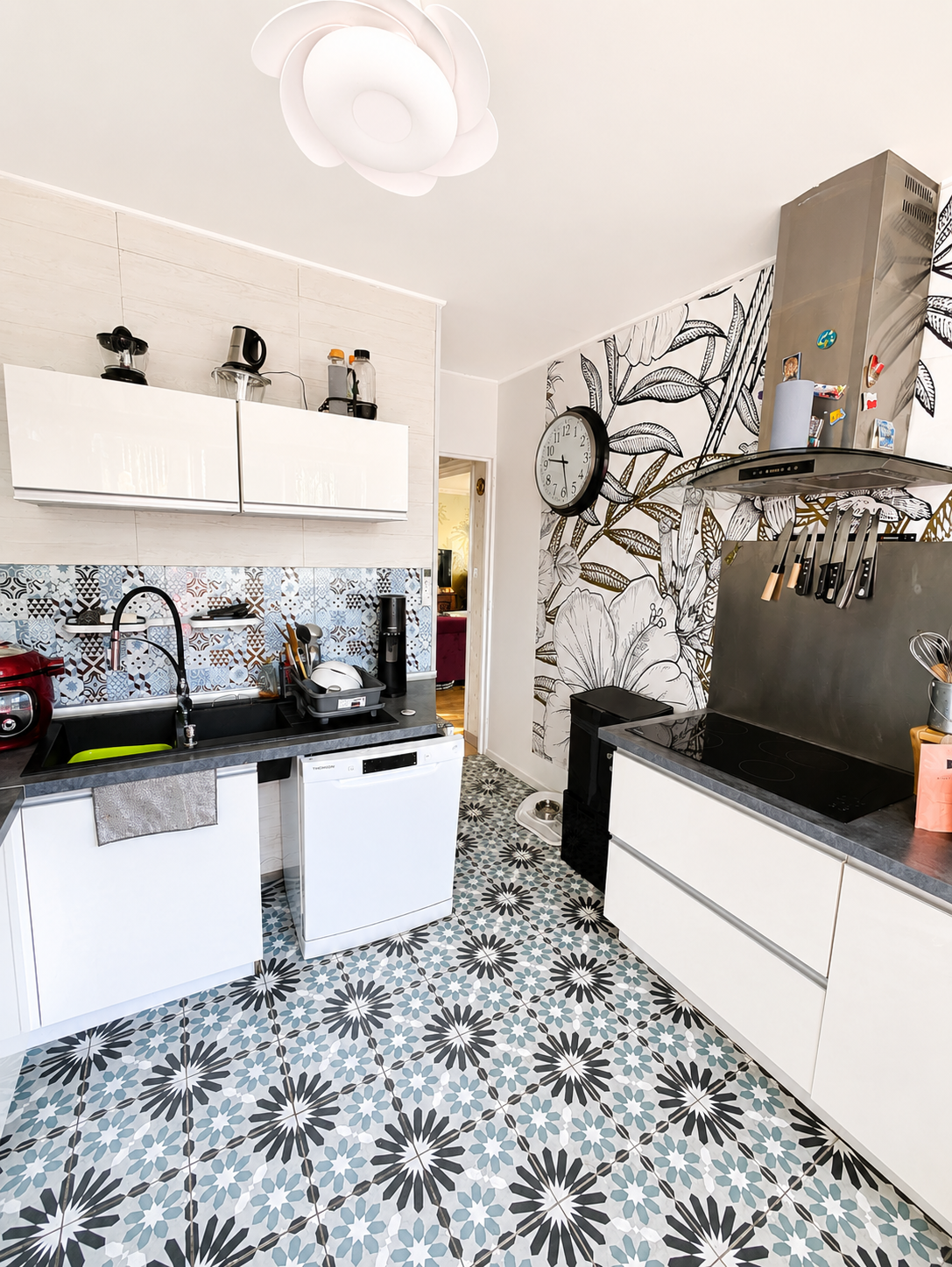 Cuisine indépendante aménagée et équipée — Appartement T6 Firminy