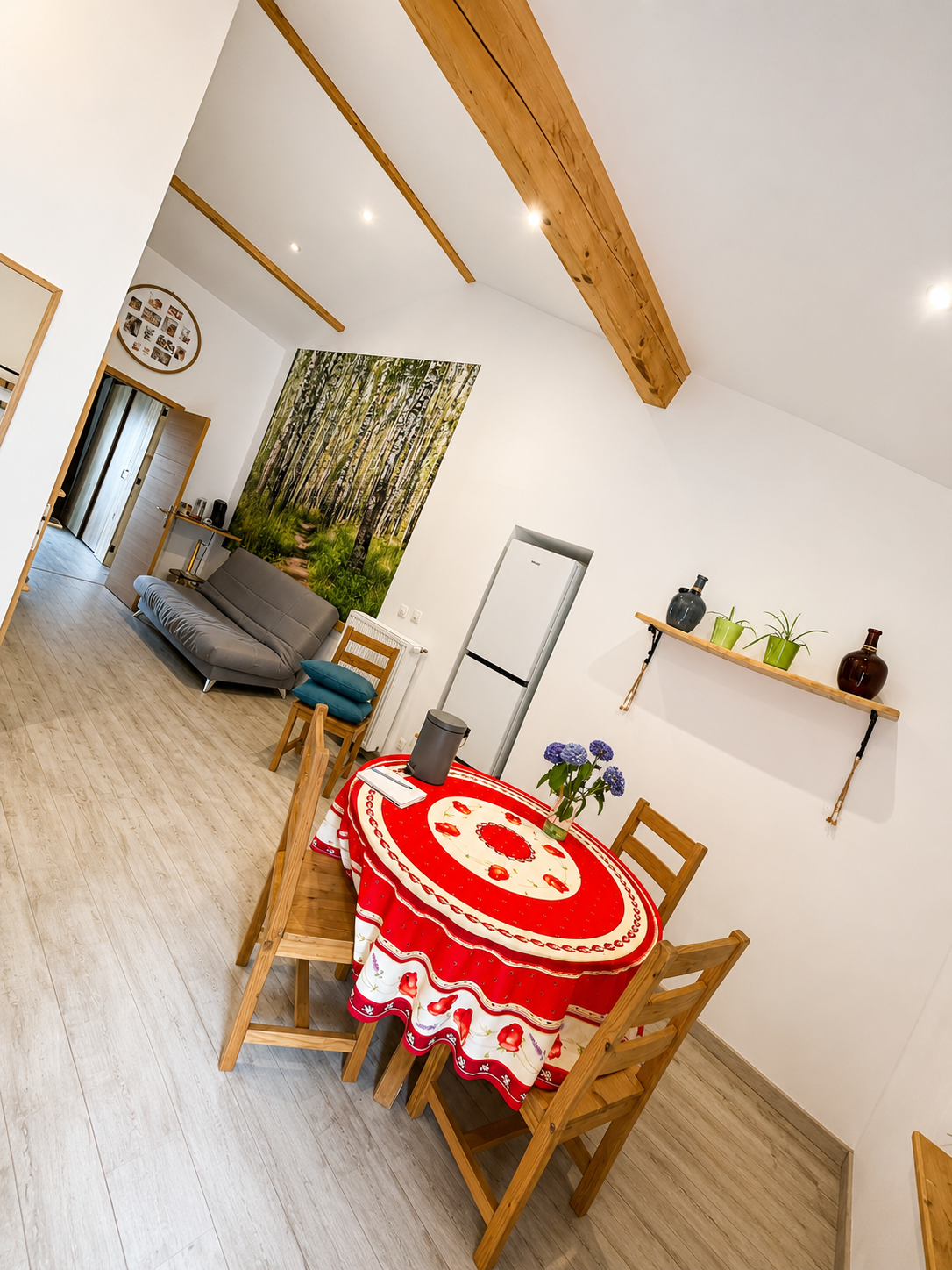 Séjour cathédrale avec poutres apparentes et coin salon — Ferme rénovée Parc du Pilat