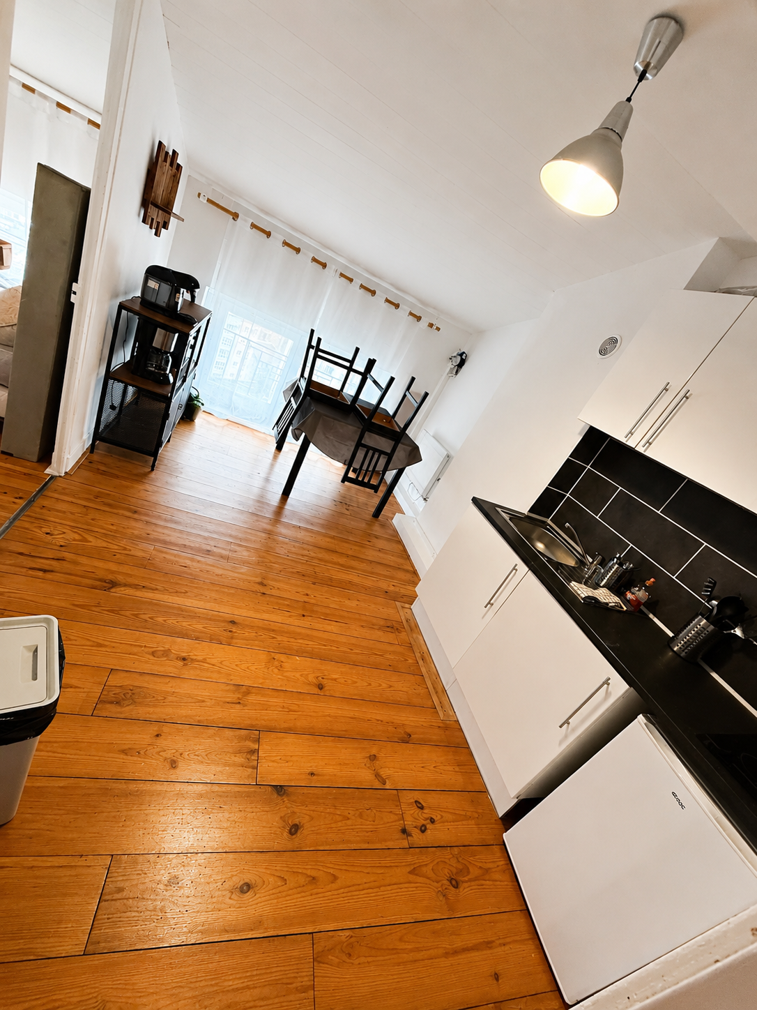 Séjour et coin repas lumineux du studio meublé — Saint-Étienne