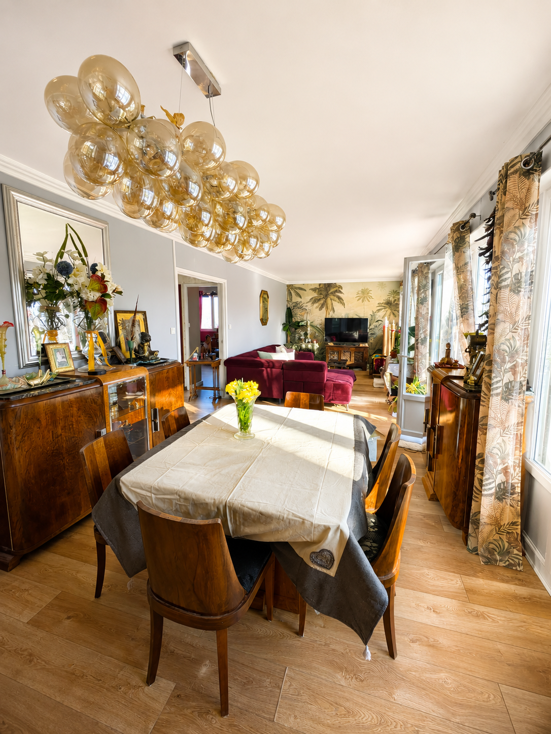 Salle à manger avec lustre design et vue traversante sur le séjour — T6 Firminy